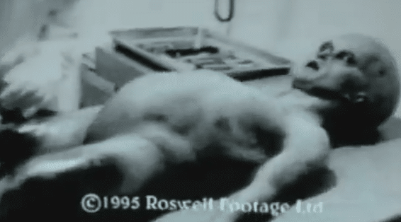 Extrait du faux film d'autopsie d'un extraterrestre de Roswell de Ray Santilli